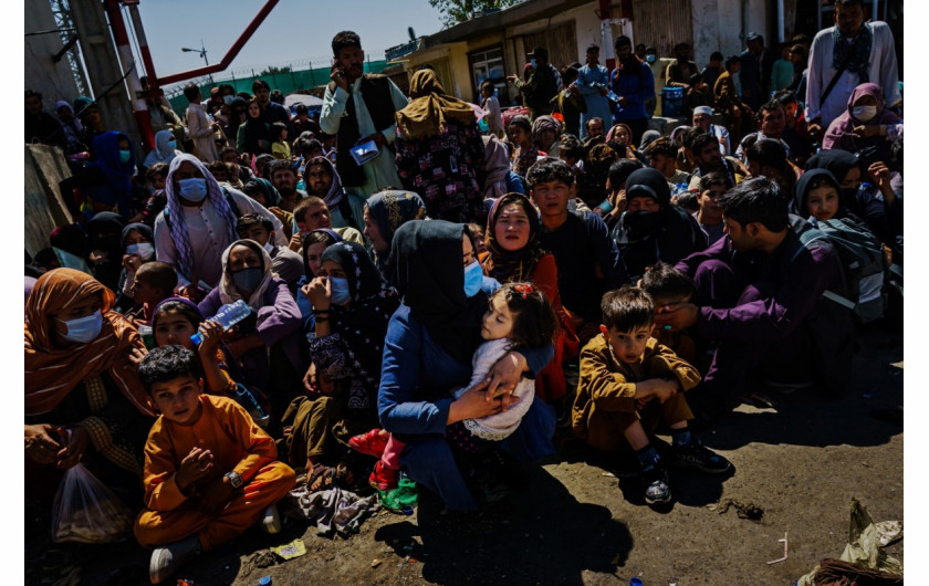 fot. Marcus Yam / LA Times, Kobiety i dzieci czekają w upale w kontrolowanym przez talibów punkcie kontrolnym w pobliżu Abbey Gate, przy wejściu na lotnisko w Kabulu 25 sierpnia 2021 r. / Pulitzer Prize 2021 for Breaking News Photography