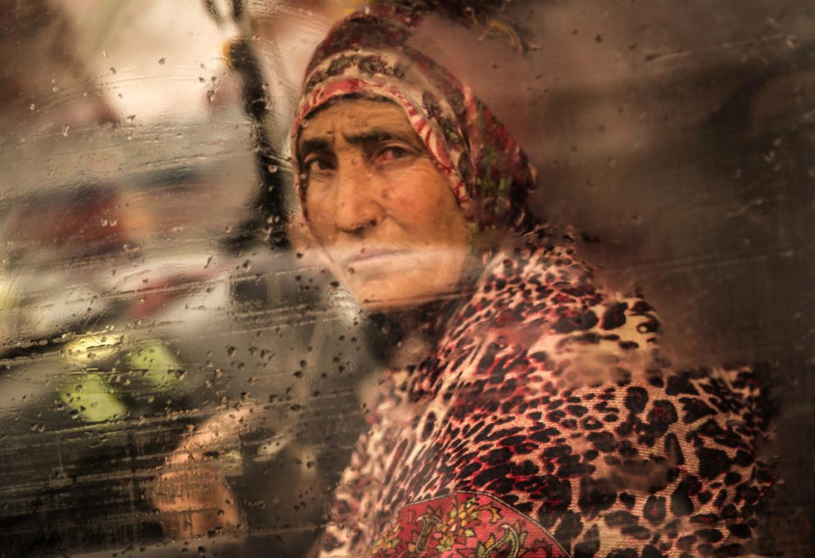 Wei Tan (SONZON PHOTO), I miejsce w kategorii "Portrait Series" | Przemoc w konfliktach zbrojnych w Kaszmirze doprowadziła do powstania kategorii kobiet znanych jako "pół-wdowy". Są to kobiety, których mężowie "zniknęli" podczas trwającego od dziesięcioleci konfliktu lub którzy zaginęli i często są uznawani za zmarłych. pół-wdowy żyją w stanie zawieszenia, oscylując pomiędzy żalem i nadzieją.