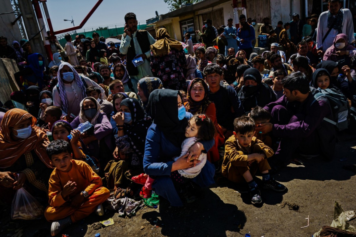 fot. Marcus Yam / LA Times, Kobiety i dzieci czekają w upale w kontrolowanym przez talibów punkcie kontrolnym w pobliżu Abbey Gate, przy wejściu na lotnisko w Kabulu 25 sierpnia 2021 r. / Pulitzer Prize 2021 for Breaking News Photography