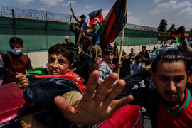 fot. Marcus Yam / LA Times, Protestujący przeciwko Talibom upamiętniają Dzień Niepodległości Afganistanu, próbując unieść narodowy sztandar w kolorach czerwonym, zielonym i czarnym. Około 200 osób zebrało się w centrum miasta 19 sierpnia 2021 r., skandując „Śmierć Pakistanowi, niech Bóg błogosławi Afganistan, niech żyje flaga narodowa Afganistanu” / Pulitzer Prize 2021 for Breaking News Photography