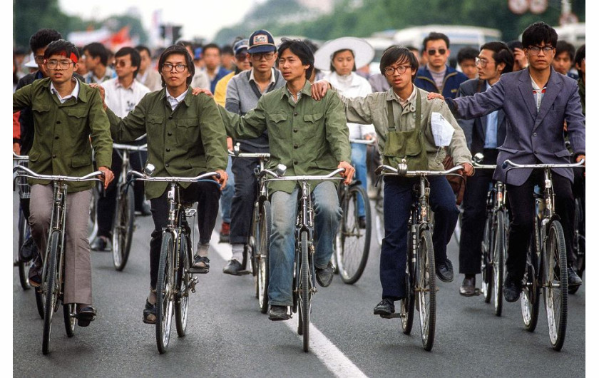 Pekin, maj 1989 r. Studenci w drodze na manifestację na placu Tiananmen (Niebiańskiego Spokoju). 4 czerwca ich demonstracja zostanie krwawo stłumiona przez władze Chińskiej Republiki Ludowej, które użyją do tego wojska