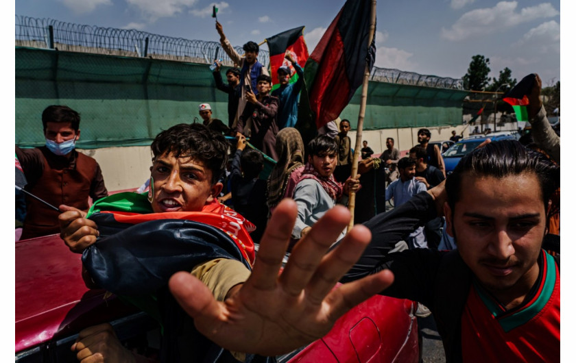 fot. Marcus Yam / LA Times, Protestujący przeciwko Talibom upamiętniają Dzień Niepodległości Afganistanu, próbując unieść narodowy sztandar w kolorach czerwonym, zielonym i czarnym. Około 200 osób zebrało się w centrum miasta 19 sierpnia 2021 r., skandując „Śmierć Pakistanowi, niech Bóg błogosławi Afganistan, niech żyje flaga narodowa Afganistanu” / Pulitzer Prize 2021 for Breaking News Photography