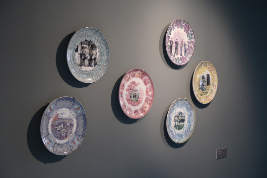 Mike Mandel i Chantal Zakari „Shelter-in-Plates. Archiwum stanu oblężenia”. Fragment wystawy „Świeże spojrzenie. Nowe formy narracji wizualnej” (Tytonie)