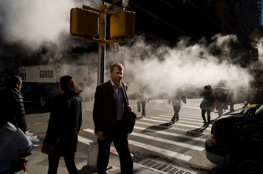 fot. Dmitri Mellos, z cyklu Oblivious City, najlepszy cykl / Street Photography Awards 2021