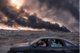 fot. Sergey Ponomarev, "Iraqi's Battle to Reclaim Its Cities", 2. miejsce w kategorii General News / Stories.

Niemal dwa lata po tym jak ISIS objęło panowanie w wielu regionach kraju, irackie siły wojskowe zmagają się z wypędzeniem terrorystów z Mosulu - jednego z ostatnich bastionów rebeliantów. W rezultacie całej kampanii swoje miejsce zamieszkania opuściło ponad 70 tys. Irakijczyków. Z powodu wielu ofiar cywilnych, przedstawiciele armii poddają w wątpliwość skuteczność pierwotnej strategii. 