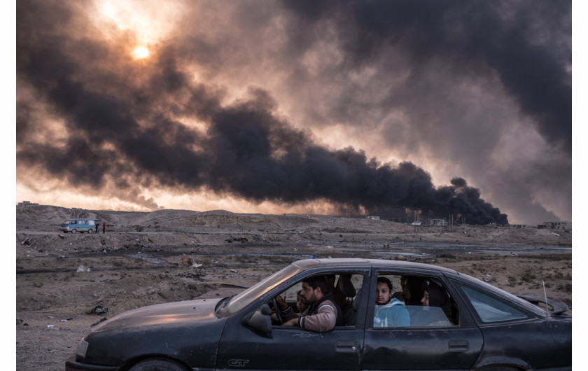 fot. Sergey Ponomarev, Iraqi's Battle to Reclaim Its Cities, 2. miejsce w kategorii General News / Stories.

Niemal dwa lata po tym jak ISIS objęło panowanie w wielu regionach kraju, irackie siły wojskowe zmagają się z wypędzeniem terrorystów z Mosulu - jednego z ostatnich bastionów rebeliantów. W rezultacie całej kampanii swoje miejsce zamieszkania opuściło ponad 70 tys. Irakijczyków. Z powodu wielu ofiar cywilnych, przedstawiciele armii poddają w wątpliwość skuteczność pierwotnej strategii. 