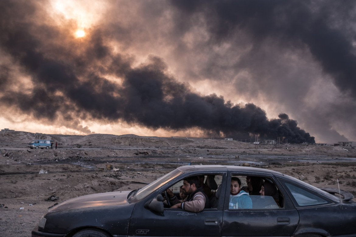 fot. Sergey Ponomarev, "Iraqi's Battle to Reclaim Its Cities", 2. miejsce w kategorii General News / Stories.
Niemal dwa lata po tym jak ISIS objęło panowanie w wielu regionach kraju, irackie siły wojskowe zmagają się z wypędzeniem terrorystów z Mosulu - jednego z ostatnich bastionów rebeliantów. W rezultacie całej kampanii swoje miejsce zamieszkania opuściło ponad 70 tys. Irakijczyków. Z powodu wielu ofiar cywilnych, przedstawiciele armii poddają w wątpliwość skuteczność pierwotnej strategii.