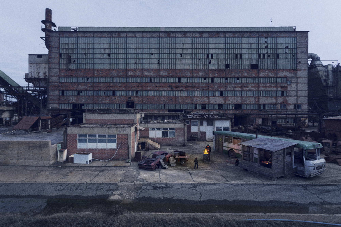fot. Jonas Bendiksen, z cyklu "The Book of Veles"
<br><br>
"The Book of Veles" zostało opublikowane w kwietniu 2021 r. jako projekt dokumentalny dotyczący produkcji fake newsów w Veles, prowincjonalnym mieście w północnej Macedonii, które w 2016 r. pojawiło się na mapie świata jako epicentrum produkcji fake newsów. Sześć miesięcy po opublikowaniu projektu Bendiksen ujawnił, że jest to oszustwo. Wszyscy przedstawieni ludzie to komputerowo wygenerowane modele 3D. Tła obrazów zostały wykonane poprzez sfotografowanie pustych przestrzeni w Veles, a następnie przekształcone w przestrzenie 3D. Fotografiom towarzyszy esej o długości 5000 słów, wygenerowany przez sztuczną inteligencję przy użyciu GPT-2, systemu do tworzenia tekstu, który został przeszkolony na milionach istniejących stron internetowych. Bendiksen wprowadził do systemu artykuły z anglojęzycznych mediów na temat branży fake newsów w Veles oraz prawdziwe cytaty osób, które były zaangażowane w produkcję fake newsów, a następnie wybrał tekst z materiału wyjściowego. Projekt stawia pytanie o łatwość, z jaką fake newsy mogą być produkowane, rozpowszechniane i uwierzytelniane.