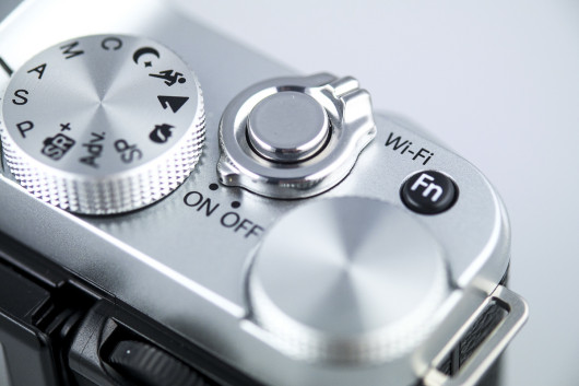 Fujifilm X-A2 - spust migawki i włącznik ON/OFF