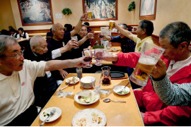 fot. Kim Kyung-Hoon / Reuters, z cyklu "Japan’s Veteran Rugby Players", 3. miejsce w kategorii Sports<br></br><br></br>Klub rugby „Fuwaku” w Tokio, został założony w 1948r. i jest jednym z wielu (150) japońskich klubów, które organizują rozgrywki dla graczy powyżej 40 roku życia. Według ONZ Japonia jest krajem o najstarszej populacji na świecie - 28% populacji w wieku 65 lat lub więcej. Według raportu „The Japan Times” seniorzy są szczególnie narażeni na samotność, a aż 15% starszych mężczyzn żyjących samotnie odbywa mniej niż jedną rozmowę w ciągu dwóch tygodni. Rugby nie tylko utrzymuje aktywność graczy, ale oferuje im namiastkę życia towarzyskiego.