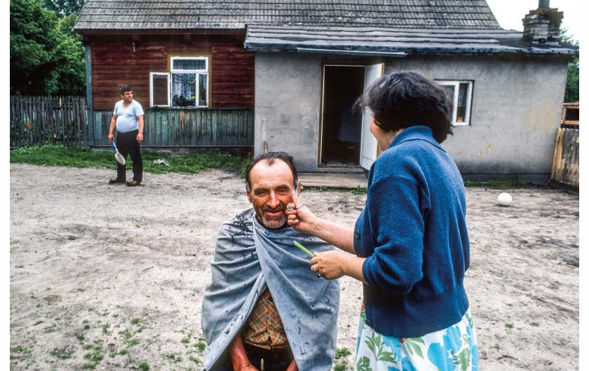 Podwarszawska wieś Kąty, 4 czerwca 1989 r. Toaleta przed pójściem na wybory. Starszy mężczyzna powiedział, że to będą pierwsze wolne wybory w jego życiu