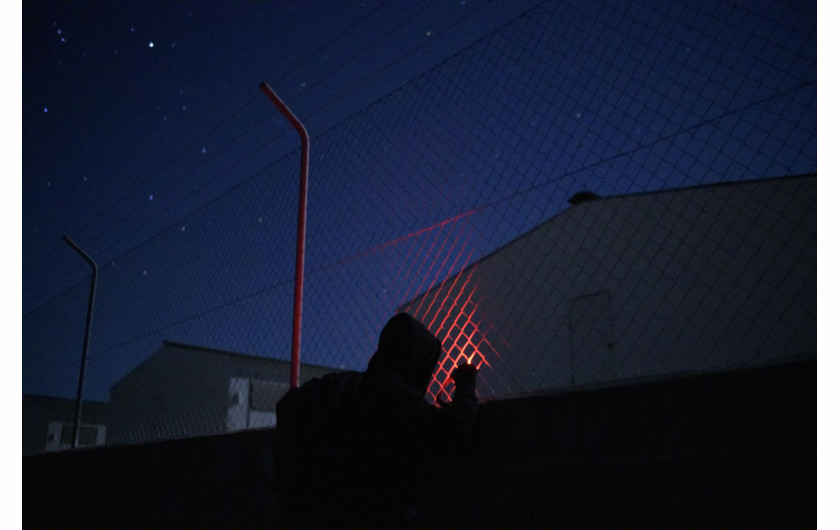 fot. Aitor Garmendia, Hiszpania, z cyklu: Inside the Spanish Pork Industry:
The Pig Factory of Europe, 3 miejsce w kategorii Środowisko - seria zdjęć / World Press Photo 2021

Hiszpania jest jednym z czterech największych światowych eksporterów wieprzowiny, obok Niemiec, USA i Danii. Unia Europejska jako całość konsumuje około 20 milionów ton wieprzowiny rocznie, a eksportuje około 13 procent swojej całkowitej produkcji, głównie do Azji Wschodniej, w szczególności do Chin. Finansowana przez UE kampania Porozmawiajmy o wieprzowinie została uruchomiona w Hiszpanii, Francji i Portugalii, a jej celem jest przeciwdziałanie fałszywym twierdzeniom dotyczącym produkcji mięsa i konsumpcji wieprzowiny w Europie oraz pokazanie, że sektor ten spełnia najwyższe standardy zrównoważonego rozwoju, bezpieczeństwa biologicznego i bezpieczeństwa żywności na świecie. Standardy te obejmują gwarancje, że zwierzęta nie cierpią bólu i że mają wystarczająco dużo miejsca, aby się swobodnie poruszać. Z drugiej strony, grupy broniące praw zwierząt twierdzą, że takie praktyki jak rutynowe obcinanie ogonów i ciasne klatki ciążowe dla loch stanowią znęcanie się nad zwierzętami, a ból i cierpienie zwierząt są powszechne. Śledczy zajmujący się prawami zwierząt twierdzą, że przemysł utrudnia dostęp do ferm i że są zmuszeni do zdobywania dostępu do takich obiektów potajemnie, często w nocy, w celu udokumentowania tego, co dzieje się w środku. Zdjęcia te zostały zrobione podczas kilku takich wtargnięć, w różnych okresach, w różnych zakładach na terenie Hiszpanii.



