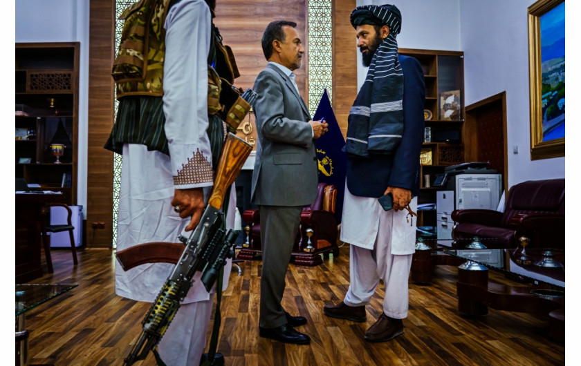 fot. Marcus Yam / LA Times, Były burmistrz Kabulu Mohammad Daoud Sultanzoy (po lewej) spotyka się z nowym tymczasowym burmistrzem Hamdullahem Namonym w biurze gminy Kabul w Afganistanie 28 sierpnia 2021 r. / Pulitzer Prize 2021 for Breaking News Photography
