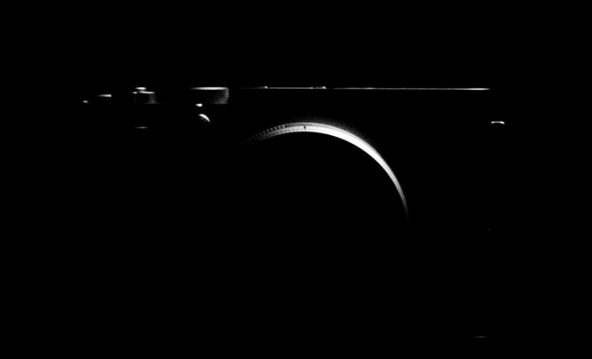  Fujifilm zapowiada kolejny aparat. Czy to X-E5 z nowym obiektywem?