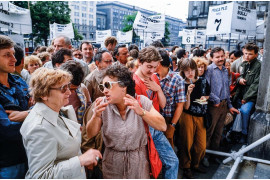 Warszawa, początek czerwca 1989 r. Warszawiacy zgromadzili się na placu Konstytucji, przed lokalem Niespodzianka, w którym mieściło się biuro wyborcze Komitetu Obywatelskiego 'Solidarność'. Dyskutują o wynikach wyborów 4 czerwca.