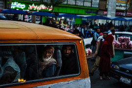 fot. Marcus Yam / LA Times, Pasażerowie minibusów patrzą, jak talibscy żołnierze patrolują ruchliwą ulicę w centrum Kabulu 26 sierpnia 2021 r. / Pulitzer Prize 2021 for Breaking News Photography