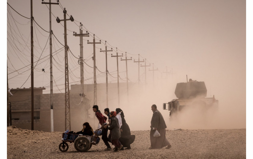 fot. Sergey Ponomarev, Iraqi's Battle to Reclaim Its Cities, 2. miejsce w kategorii General News / Stories.

Niemal dwa lata po tym jak ISIS objęło panowanie w wielu regionach kraju, irackie siły wojskowe zmagają się z wypędzeniem terrorystów z Mosulu - jednego z ostatnich bastionów rebeliantów. W rezultacie całej kampanii swoje miejsce zamieszkania opuściło ponad 70 tys. Irakijczyków. Z powodu wielu ofiar cywilnych, przedstawiciele armii poddają w wątpliwość skuteczność pierwotnej strategii. 