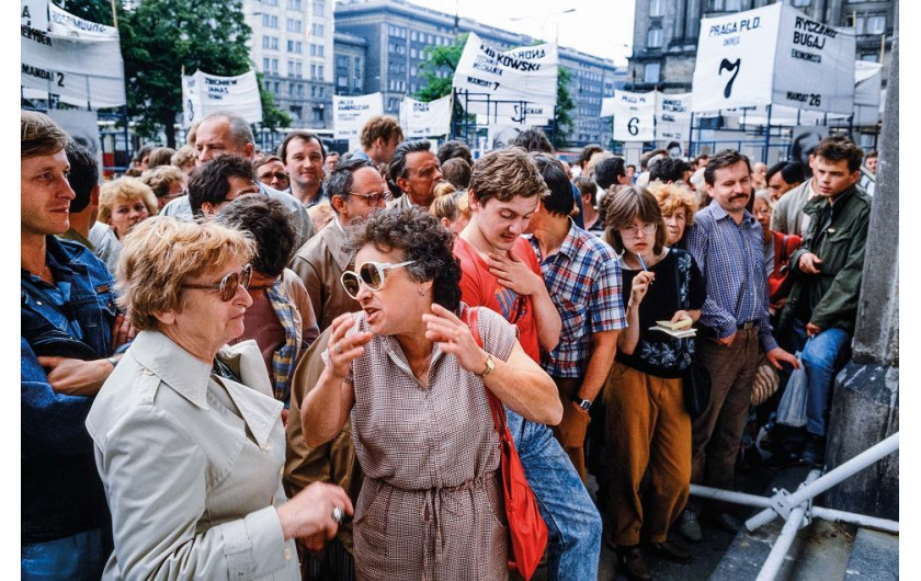 Warszawa, początek czerwca 1989 r. Warszawiacy zgromadzili się na placu Konstytucji, przed lokalem Niespodzianka, w którym mieściło się biuro wyborcze Komitetu Obywatelskiego 'Solidarność'. Dyskutują o wynikach wyborów 4 czerwca.