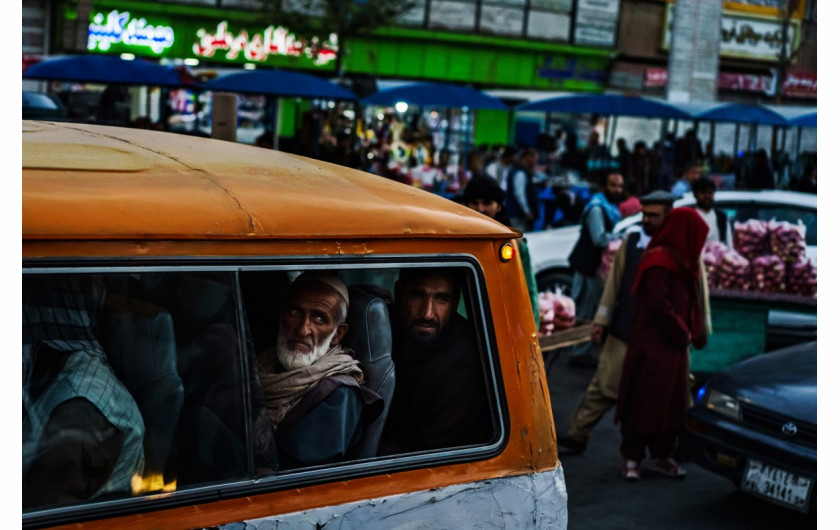 fot. Marcus Yam / LA Times, Pasażerowie minibusów patrzą, jak talibscy żołnierze patrolują ruchliwą ulicę w centrum Kabulu 26 sierpnia 2021 r. / Pulitzer Prize 2021 for Breaking News Photography