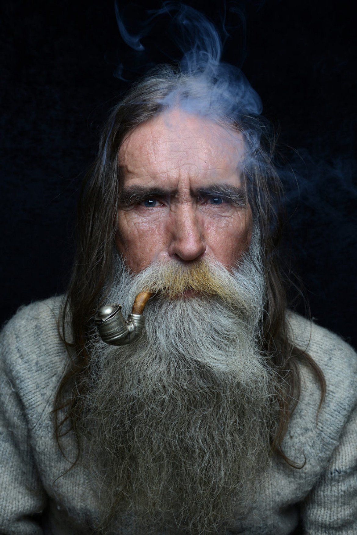 Bartlomiej Jurecki (Tygodnik Podhalański), III miejsce w kategorii "Portrait Series" | Charakterystyczny góralski typ urody o wyrazistych rysach twarzy jest coraz mniej spotykany w Polsce. Długie wąsy i brody, które kiedyś były typowe dla górskich mieszkańców, noszą dziś nieliczni. Projekt powstał w celu uwiecznienia najbardziej charakterystycznych górali, którzy tworzą legendę południowej Polski. Każdy z nich jest twardy jak skała - Mieszkańcy Tatr i Pienin. Twarze mężczyzn, wyrzeźbione ciężką pracą, ostry klimat, polska historia. Historia walki, transformacji. Twarze solidarności i wolnych ludzi. Są to ludzie, którzy nadal kultywują kulturę góralską, posługują się dialektem używanym tylko w tej części Polski. Zawsze dumni są z noszenia tradycyjnych ubrań. Na ich twarzach widać górski, ostry klimat.