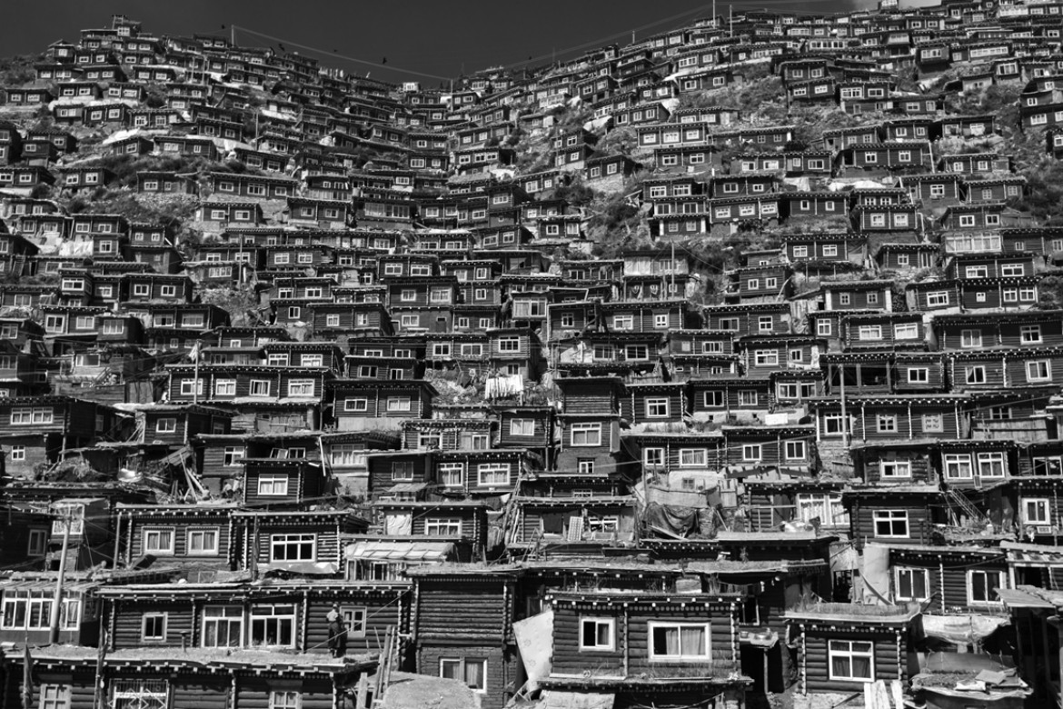 fot. Shinya Itahana, z cyklu "Boxes on the hillside", 3. miejsce w kategorii Architecture / Series
