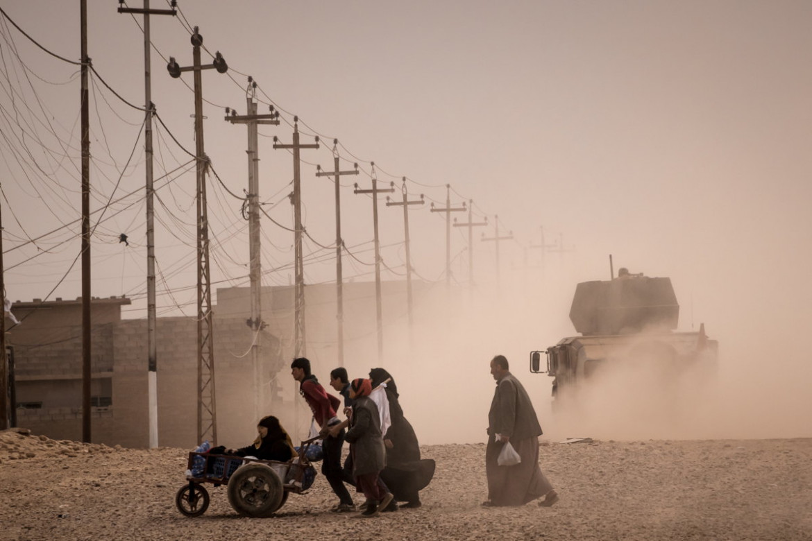 fot. Sergey Ponomarev, "Iraqi's Battle to Reclaim Its Cities", 2. miejsce w kategorii General News / Stories.
Niemal dwa lata po tym jak ISIS objęło panowanie w wielu regionach kraju, irackie siły wojskowe zmagają się z wypędzeniem terrorystów z Mosulu - jednego z ostatnich bastionów rebeliantów. W rezultacie całej kampanii swoje miejsce zamieszkania opuściło ponad 70 tys. Irakijczyków. Z powodu wielu ofiar cywilnych, przedstawiciele armii poddają w wątpliwość skuteczność pierwotnej strategii.