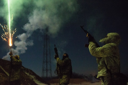 fot. Jakub Ochnio, Kolektyw Fotografów Afterimage, Żołnierze z ochotniczego batalionu Dnipro-1 podczas przygotowań i świętowania w ostatnim dniu 2014 roku. Piski k. Doniecka (Ukraina), 30–31 grudnia 2014 r.