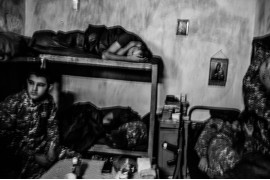 fot. Maciej Stanik, Armeńscy żołnierze śpiący w bunkrze na pierwszej linii. Okopy oddalone są od obiektu o zaledwie 40 metrów, Martuni, 26 października, 2020 r.