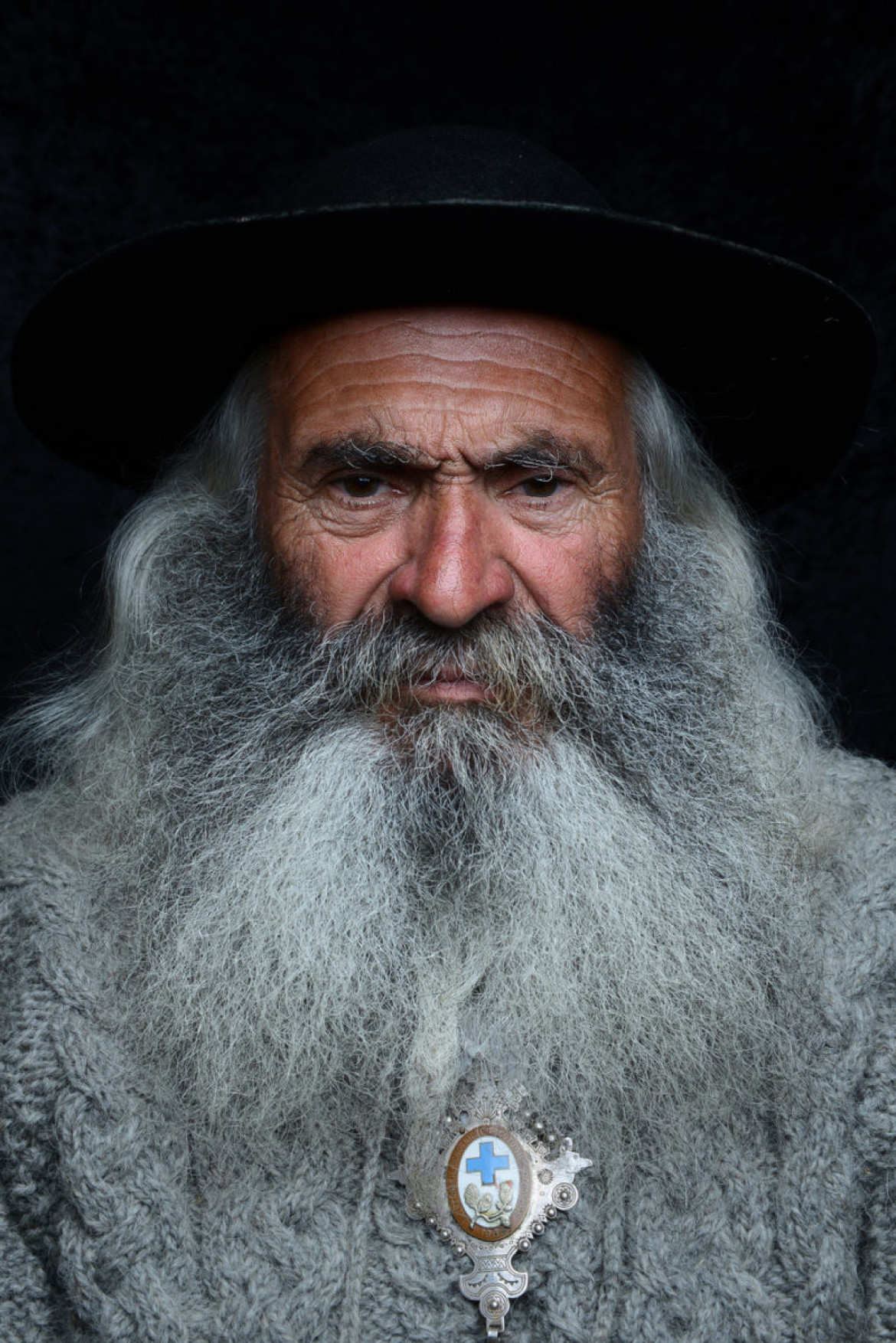 Bartlomiej Jurecki (Tygodnik Podhalański), III miejsce w kategorii "Portrait Series" | Charakterystyczny góralski typ urody o wyrazistych rysach twarzy jest coraz mniej spotykany w Polsce. Długie wąsy i brody, które kiedyś były typowe dla górskich mieszkańców, noszą dziś nieliczni. Projekt powstał w celu uwiecznienia najbardziej charakterystycznych górali, którzy tworzą legendę południowej Polski. Każdy z nich jest twardy jak skała - Mieszkańcy Tatr i Pienin. Twarze mężczyzn, wyrzeźbione ciężką pracą, ostry klimat, polska historia. Historia walki, transformacji. Twarze solidarności i wolnych ludzi. Są to ludzie, którzy nadal kultywują kulturę góralską, posługują się dialektem używanym tylko w tej części Polski. Zawsze dumni są z noszenia tradycyjnych ubrań. Na ich twarzach widać górski, ostry klimat.