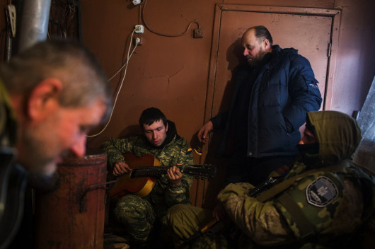 fot. Jakub Ochnio, Kolektyw Fotografów Afterimage, Żołnierze z ochotniczego batalionu Dnipro-1 podczas przygotowań i świętowania w ostatnim dniu 2014 roku. Piski k. Doniecka (Ukraina), 30–31 grudnia 2014 r.