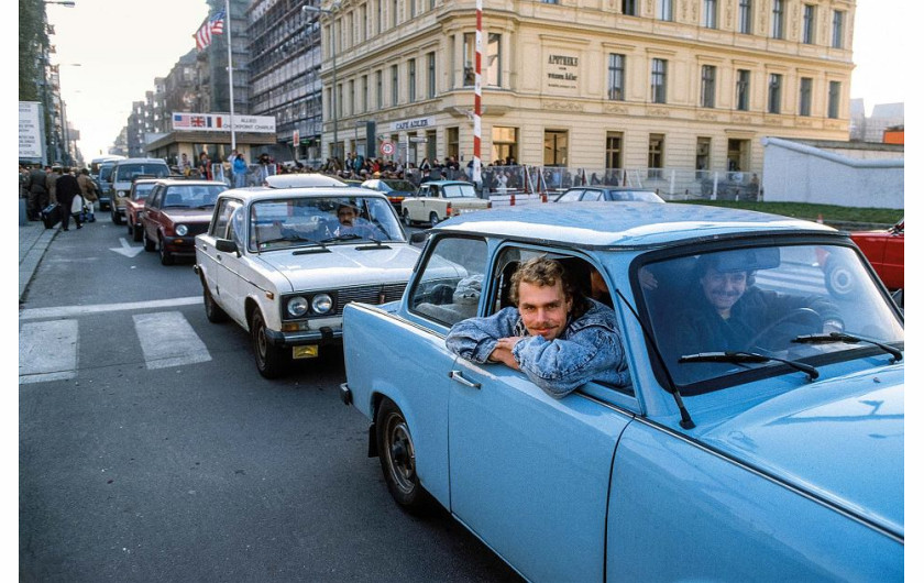 Berlin. Listopad 1989 r. Obywatele NRD mogą wreszcie swobodnie przejechać na zachodnią stronę miasta przez słynne przejście graniczne Checkpoint Charlie