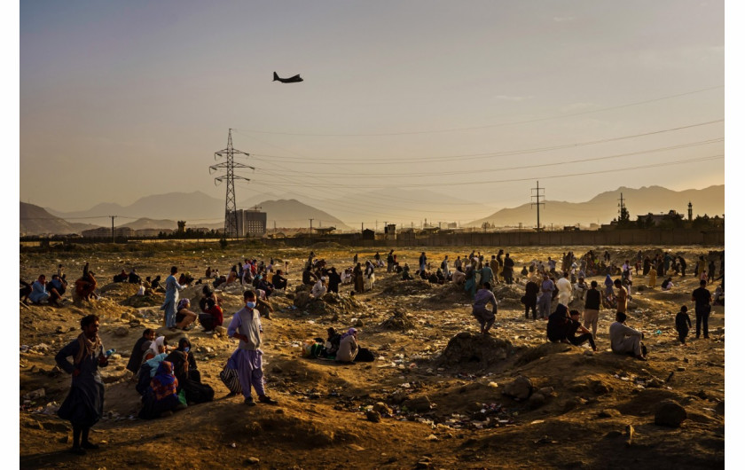fot. Marcus Yam / LA Times, Wojskowy samolot odlatuje nad głową Afgańczyków mających  nadzieję na opuszczenie kraju, Kabul 23 sierpnia 2021 r. / Pulitzer Prize 2021 for Breaking News Photography  