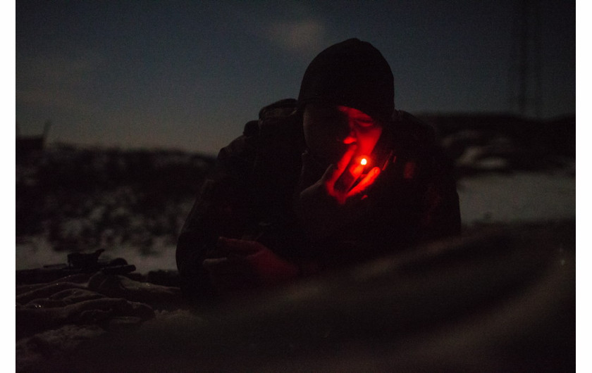 fot. Jakub Ochnio, Kolektyw Fotografów Afterimage, Żołnierze z ochotniczego batalionu Dnipro-1 podczas przygotowań i świętowania w ostatnim dniu 2014 roku. Piski k. Doniecka (Ukraina), 30–31 grudnia 2014 r.