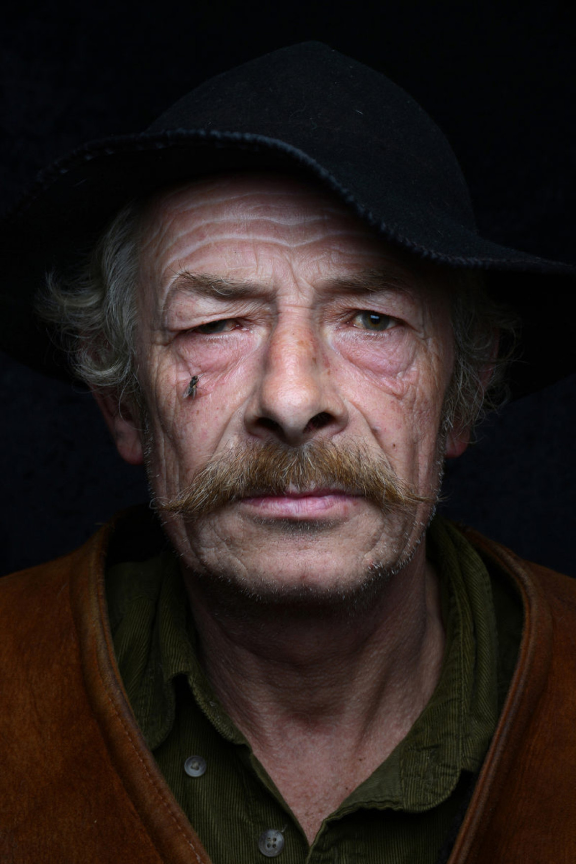 Bartlomiej Jurecki (Tygodnik Podhalański), III miejsce w kategorii "Portrait Series" | Charakterystyczny góralski typ urody o wyrazistych rysach twarzy jest coraz mniej spotykany w Polsce. Długie wąsy i brody, które kiedyś były typowe dla górskich mieszkańców, noszą dziś nieliczni. Projekt powstał w celu uwiecznienia najbardziej charakterystycznych górali, którzy tworzą legendę południowej Polski. Każdy z nich jest twardy jak skała - Mieszkańcy Tatr i Pienin. Twarze mężczyzn, wyrzeźbione ciężką pracą, ostry klimat, polska historia. Historia walki, transformacji. Twarze solidarności i wolnych ludzi. Są to ludzie, którzy nadal kultywują kulturę góralską, posługują się dialektem używanym tylko w tej części Polski. Zawsze dumni są z noszenia tradycyjnych ubrań. Na ich twarzach widać górski, ostry klimat.