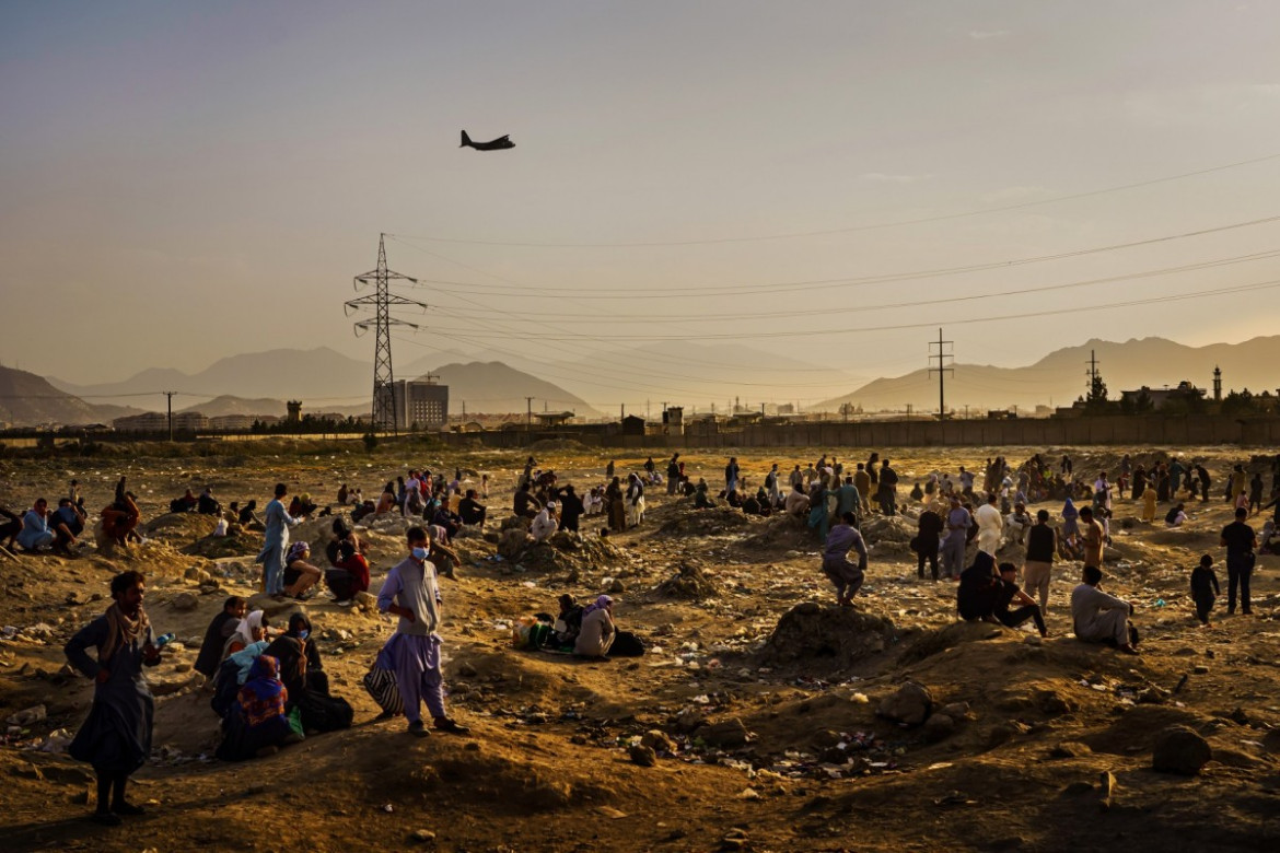 fot. Marcus Yam / LA Times, Wojskowy samolot odlatuje nad głową Afgańczyków mających  nadzieję na opuszczenie kraju, Kabul 23 sierpnia 2021 r. / Pulitzer Prize 2021 for Breaking News Photography  