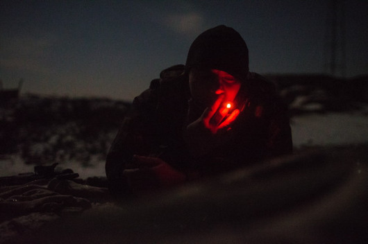 fot. Jakub Ochnio, Kolektyw Fotografów Afterimage, Żołnierze z ochotniczego batalionu Dnipro-1 podczas przygotowań i świętowania w ostatnim dniu 2014 roku. Piski k. Doniecka (Ukraina), 30–31 grudnia 2014 r.