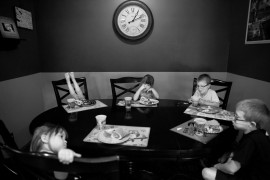 Sarah Ann Jump (The Herald), I miejsce w kategorii "Feature" | 5-letnie czworaczki Dilger, Emma, Brenna, Paige i Alex oraz ich 8-letni brat Noah zjedli lunch w swoim domu w Ferdynandzie w stanie Indiana.