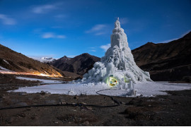 fot. Ciril Jazbec, Słowenia, z cyklu: "One Way to Fight Climate Change: Make Your Own Glaciers" dla National Geographic, 2 miejsce w kategorii "Środowisko - seria zdjęć" / World Press Photo 2021<br></br><br></br>

Gdy himalajskie śniegi maleją, a lodowce ustępują, społeczności w regionie Ladakh w północnych Indiach budują ogromne lodowe stożki, które zapewniają wodę w lecie. Ladakh to zimna pustynia, z temperaturami zimą sięgającymi -30°C i średnimi opadami deszczu wynoszącymi około 100 milimetrów. Większość wiosek boryka się z dotkliwym brakiem wody, szczególnie w kluczowym okresie sadzenia roślin w kwietniu i maju. W 2013 roku Sonam Wangchuk, inżynier i innowator z Ladakhi, wymyślił metodę tworzenia sztucznych lodowców w formie stożkowatych zwałów lodu, przypominających buddyjskie stupy religijne. Lodowe stupy magazynują zimową wodę roztopową i powoli uwalniają ją wiosną, w okresie wegetacyjnym, kiedy jest ona najbardziej potrzebna do upraw. Stupy powstają w zimie, kiedy woda jest odprowadzana podziemnymi rurami z wyżej położonych terenów. Końcowy odcinek wznosi się pionowo, a różnica wysokości powoduje, że w temperaturach poniżej zera woda tryska na zewnątrz, zamarzając i tworząc stupę. Stupy zostały zbudowane w 26 wioskach w 2020 roku, a obecnie trwa budowa rurociągu, który ma stworzyć 50 kolejnych. Wangchuk, mówi, że stupy stanowią ostatnią szansę himalajskich społeczności górskich na walkę z kryzysem klimatycznym, ale nie powinny być traktowane jako rozwiązanie tego problemu: pozostaje to w gestii rządów krajowych, a także ludzi prowadzących przyjazny dla środowiska styl życia w celu zmniejszenia emisji.


