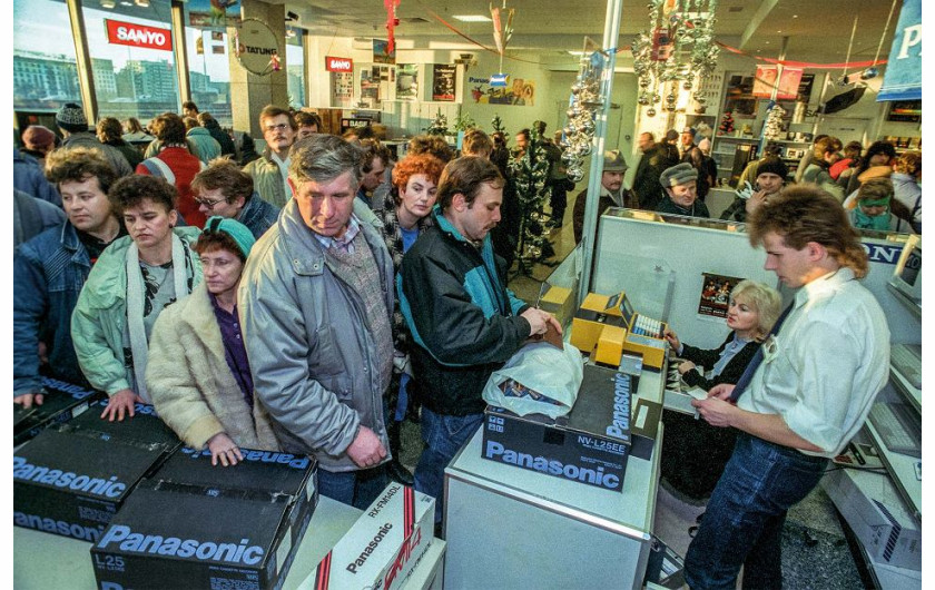 Jeden z warszawskich sklepów dewizowych Pewex. Przed Bożym Narodzeniem 1989 r. sprzęt elektroniczny z Zachodu miał wielkie powodzenie.