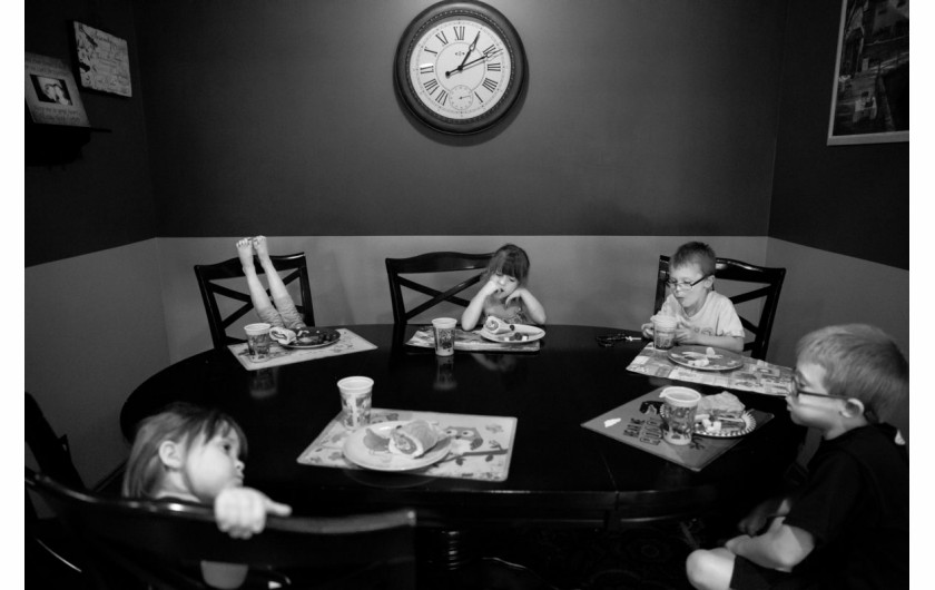 Sarah Ann Jump (The Herald), I miejsce w kategorii Feature | 5-letnie czworaczki Dilger, Emma, Brenna, Paige i Alex oraz ich 8-letni brat Noah zjedli lunch w swoim domu w Ferdynandzie w stanie Indiana.