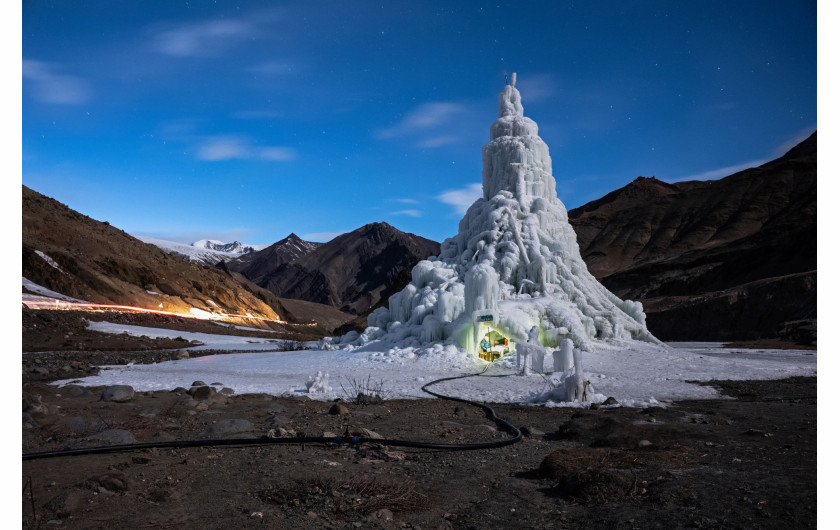 fot. Ciril Jazbec, Słowenia, z cyklu: One Way to Fight Climate Change: Make Your Own Glaciers dla National Geographic, nominacja w kategorii Środowisko - seria zdjęć / World Press Photo 2021

Gdy himalajskie śniegi maleją, a lodowce ustępują, społeczności w regionie Ladakh w północnych Indiach budują ogromne lodowe stożki, które zapewniają wodę w lecie. Ladakh to zimna pustynia, z temperaturami zimą sięgającymi -30°C i średnimi opadami deszczu wynoszącymi około 100 milimetrów. Większość wiosek boryka się z dotkliwym brakiem wody, szczególnie w kluczowym okresie sadzenia roślin w kwietniu i maju. W 2013 roku Sonam Wangchuk, inżynier i innowator z Ladakhi, wymyślił metodę tworzenia sztucznych lodowców w formie stożkowatych zwałów lodu, przypominających buddyjskie stupy religijne. Lodowe stupy magazynują zimową wodę roztopową i powoli uwalniają ją wiosną, w okresie wegetacyjnym, kiedy jest ona najbardziej potrzebna do upraw. Stupy powstają w zimie, kiedy woda jest odprowadzana podziemnymi rurami z wyżej położonych terenów. Końcowy odcinek wznosi się pionowo, a różnica wysokości powoduje, że w temperaturach poniżej zera woda tryska na zewnątrz, zamarzając i tworząc stupę. Stupy zostały zbudowane w 26 wioskach w 2020 roku, a obecnie trwa budowa rurociągu, który ma stworzyć 50 kolejnych. Wangchuk, mówi, że stupy stanowią ostatnią szansę himalajskich społeczności górskich na walkę z kryzysem klimatycznym, ale nie powinny być traktowane jako rozwiązanie tego problemu: pozostaje to w gestii rządów krajowych, a także ludzi prowadzących przyjazny dla środowiska styl życia w celu zmniejszenia emisji.


