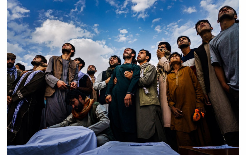 fot. Marcus Yam / LA Times, Żałobnicy na masowym pogrzebie patrzą w górę i płaczą, gdy ryk silników odrzutowych zagłusza ich lament w Kabulu w Afganistanie, 30 sierpnia 2021 r. / Pulitzer Prize 2021 for Breaking News Photography  