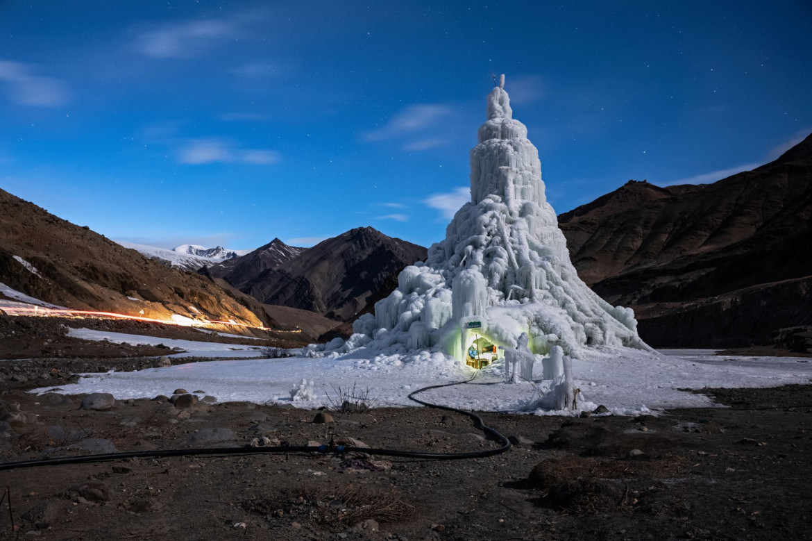 fot. Ciril Jazbec, Słowenia, z cyklu: "One Way to Fight Climate Change: Make Your Own Glaciers" dla National Geographic, nominacja w kategorii "Środowisko - seria zdjęć" / World Press Photo 2021<br></br><br></br>
Gdy himalajskie śniegi maleją, a lodowce ustępują, społeczności w regionie Ladakh w północnych Indiach budują ogromne lodowe stożki, które zapewniają wodę w lecie. Ladakh to zimna pustynia, z temperaturami zimą sięgającymi -30°C i średnimi opadami deszczu wynoszącymi około 100 milimetrów. Większość wiosek boryka się z dotkliwym brakiem wody, szczególnie w kluczowym okresie sadzenia roślin w kwietniu i maju. W 2013 roku Sonam Wangchuk, inżynier i innowator z Ladakhi, wymyślił metodę tworzenia sztucznych lodowców w formie stożkowatych zwałów lodu, przypominających buddyjskie stupy religijne. Lodowe stupy magazynują zimową wodę roztopową i powoli uwalniają ją wiosną, w okresie wegetacyjnym, kiedy jest ona najbardziej potrzebna do upraw. Stupy powstają w zimie, kiedy woda jest odprowadzana podziemnymi rurami z wyżej położonych terenów. Końcowy odcinek wznosi się pionowo, a różnica wysokości powoduje, że w temperaturach poniżej zera woda tryska na zewnątrz, zamarzając i tworząc stupę. Stupy zostały zbudowane w 26 wioskach w 2020 roku, a obecnie trwa budowa rurociągu, który ma stworzyć 50 kolejnych. Wangchuk, mówi, że stupy stanowią ostatnią szansę himalajskich społeczności górskich na walkę z kryzysem klimatycznym, ale nie powinny być traktowane jako rozwiązanie tego problemu: pozostaje to w gestii rządów krajowych, a także ludzi prowadzących przyjazny dla środowiska styl życia w celu zmniejszenia emisji.