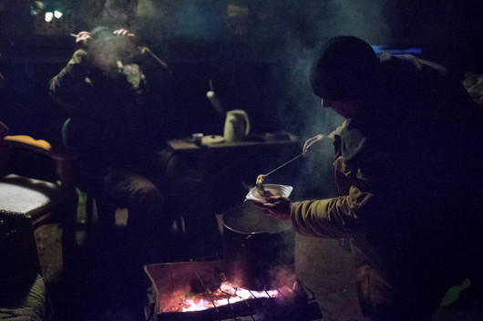 fot. Jakub Ochnio, Kolektyw Fotografów Afterimage, Żołnierze z ochotniczego batalionu Dnipro-1 podczas przygotowań i świętowania w ostatnim dniu 2014 roku. Piski k. Doniecka (Ukraina), 30–31 grudnia 2014 r.