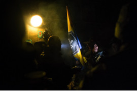 fot. Jakub Ochnio, Kolektyw Fotografów Afterimage, Żołnierze z ochotniczego batalionu Dnipro-1 podczas przygotowań i świętowania w ostatnim dniu 2014 roku. Piski k. Doniecka (Ukraina), 30–31 grudnia 2014 r.
