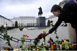 fot. Anna Lewańska. Zdjęcia zostały wykonane pod Pałacem Prezydenckim pierwszego dnia żałoby narodowej.