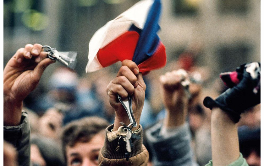 Praga, listopad 1989 r. Na plac Wacława przyszło pół miliona ludzi. Dzwonią kluczami i małymi dzwonkami żeby pokazać komunistycznym władzom, komu bije dzwon. 'Niesamowity efekt' - pamięta Chris Niedenthal