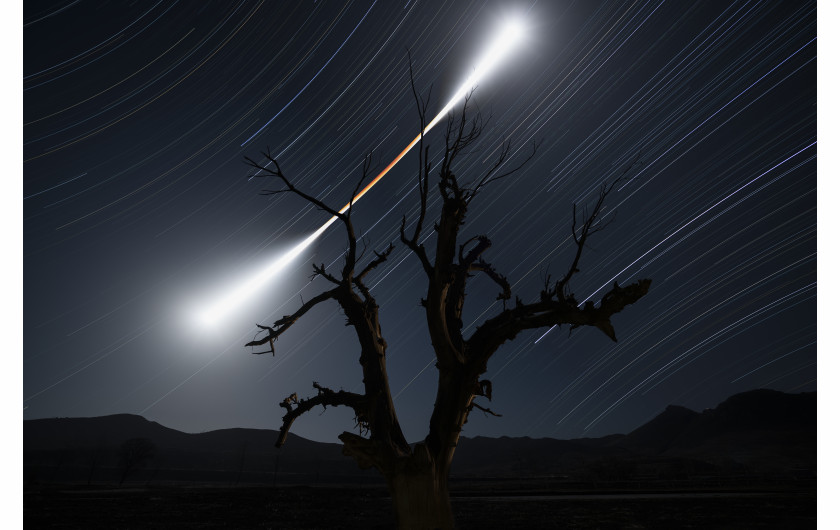 fot. Chuanjin Su, Eclipsed Moon Trail, 2. miejsce w kategorii Skyscapes / Insight Astronomy Photographer of the Year 2018