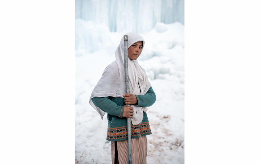 fot. Ciril Jazbec, Słowenia, z cyklu: One Way to Fight Climate Change: Make Your Own Glaciers dla National Geographic, 2 miejsce w kategorii Środowisko - seria zdjęć / World Press Photo 2021

Gdy himalajskie śniegi maleją, a lodowce ustępują, społeczności w regionie Ladakh w północnych Indiach budują ogromne lodowe stożki, które zapewniają wodę w lecie. Ladakh to zimna pustynia, z temperaturami zimą sięgającymi -30°C i średnimi opadami deszczu wynoszącymi około 100 milimetrów. Większość wiosek boryka się z dotkliwym brakiem wody, szczególnie w kluczowym okresie sadzenia roślin w kwietniu i maju. W 2013 roku Sonam Wangchuk, inżynier i innowator z Ladakhi, wymyślił metodę tworzenia sztucznych lodowców w formie stożkowatych zwałów lodu, przypominających buddyjskie stupy religijne. Lodowe stupy magazynują zimową wodę roztopową i powoli uwalniają ją wiosną, w okresie wegetacyjnym, kiedy jest ona najbardziej potrzebna do upraw. Stupy powstają w zimie, kiedy woda jest odprowadzana podziemnymi rurami z wyżej położonych terenów. Końcowy odcinek wznosi się pionowo, a różnica wysokości powoduje, że w temperaturach poniżej zera woda tryska na zewnątrz, zamarzając i tworząc stupę. Stupy zostały zbudowane w 26 wioskach w 2020 roku, a obecnie trwa budowa rurociągu, który ma stworzyć 50 kolejnych. Wangchuk, mówi, że stupy stanowią ostatnią szansę himalajskich społeczności górskich na walkę z kryzysem klimatycznym, ale nie powinny być traktowane jako rozwiązanie tego problemu: pozostaje to w gestii rządów krajowych, a także ludzi prowadzących przyjazny dla środowiska styl życia w celu zmniejszenia emisji.
