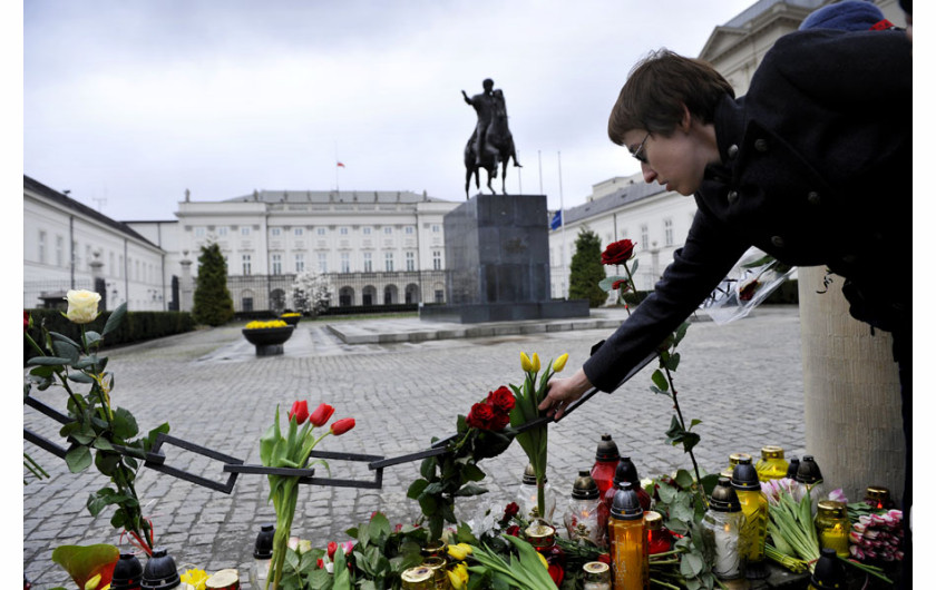 fot. Anna Lewańska. Zdjęcia zostały wykonane pod Pałacem Prezydenckim pierwszego dnia żałoby narodowej.